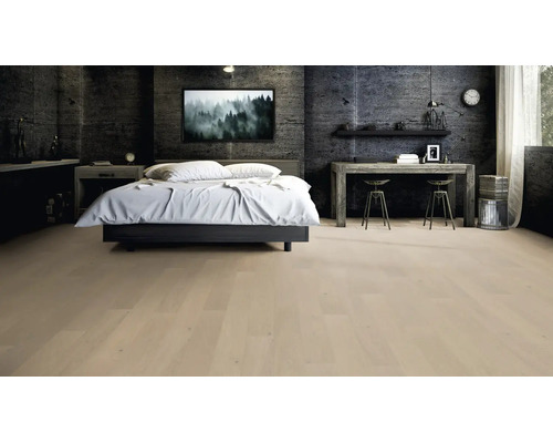 Modernes Schlafzimmer mit hellem Holzboden, einem Doppelbett mit weißer Bettwäsche und einer dunklen, strukturierten Wand.