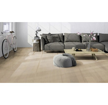 Heller Boden in Holzoptik in einem modernen, hellen Wohnzimmer mit grauem Sofa, Couchtisch und einem Fahrrad an der Wand.