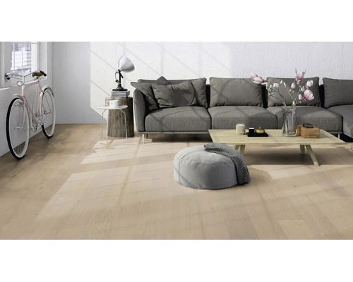 Heller Boden in Holzoptik in einem modernen, hellen Wohnzimmer mit grauem Sofa, Couchtisch und einem Fahrrad an der Wand.