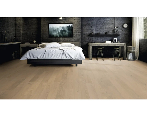 Hellbrauner Bodenbelag in Holzoptik in einem Schlafzimmer mit dunklen Wänden im Industriestil.