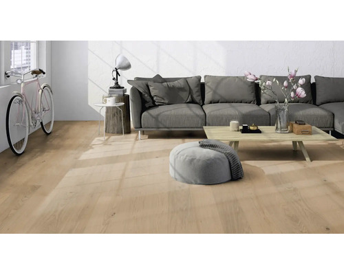 Modernes Wohnzimmer mit hellem Bodenbelag in Eichenoptik, einem grauen Sofa, Couchtisch und Fahrrad. Helle, strukturierte Raumatmosphäre.
