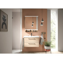 Modernes Badezimmer mit wandhängendem Waschtischunterschrank in heller Holzoptik, weißem Waschbecken, schwarzer Armatur und beleuchtetem Spiegelschrank.
