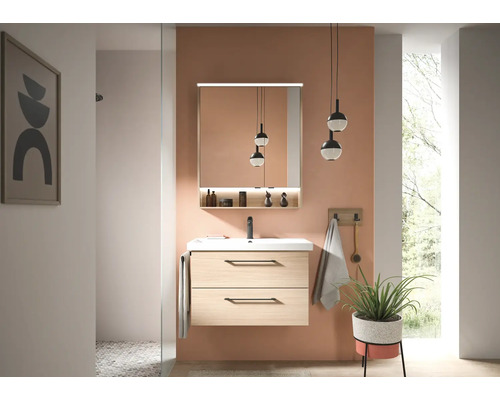 Modernes Badezimmer mit wandhängendem Waschtischunterschrank in heller Holzoptik, weißem Waschbecken, schwarzer Armatur und beleuchtetem Spiegelschrank.