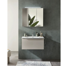Modernes, organisiertes Badmöbel-Set mit wandhängendem Unterschrank, weißem Waschbecken und großem dreitürigem Spiegelschrank mit Beleuchtung.