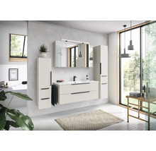 Modernes Badmöbel-Set mit Waschtisch, weißem Waschbecken, Spiegelschrank und zwei Hochschränken in einem hellen, geräumigen Badezimmer.