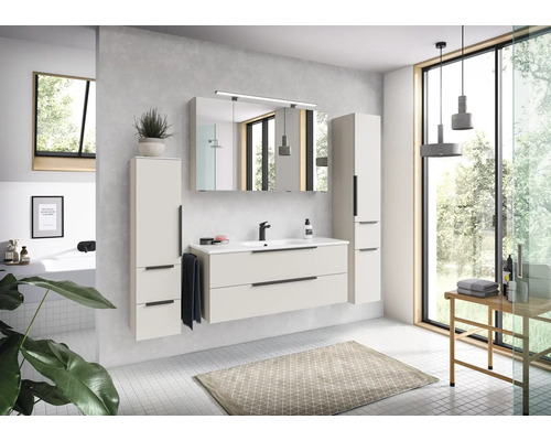 Modernes Badmöbel-Set mit Waschtisch, weißem Waschbecken, Spiegelschrank und zwei Hochschränken in einem hellen, geräumigen Badezimmer.