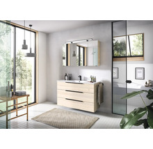 Modernes Badezimmer mit Waschtischunterschrank in heller Holzoptik, schwarzer Armatur, Spiegelschrank und großem Fenster für eine helle Atmosphäre.