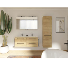 Modernes Badmöbel-Set in heller Eichenoptik mit Doppelwaschtischunterschrank, vier Schubladen, Hochschrank und Spiegelschrank mit Beleuchtung.