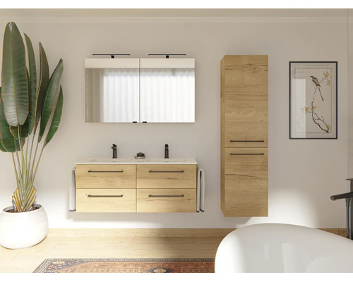 Modernes Badmöbel-Set in heller Eichenoptik mit Doppelwaschtischunterschrank, vier Schubladen, Hochschrank und Spiegelschrank mit Beleuchtung.