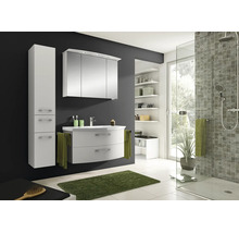 Modernes, helles Badezimmer mit weißem Waschtisch, Spiegelschrank mit Beleuchtung, Hochschrank und Glasdusche vor einer dunkelgrauen Wand.