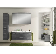 Modernes Badezimmermöbel-Set in dunkler Holzoptik mit Waschtisch, weißem Keramikwaschbecken, dreitürigem Spiegelschrank mit Beleuchtung und Hochschrank.