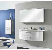 Modernes Badezimmer-Set mit weißem, geschwungenem Waschbeckenunterschrank, dreitürigem Spiegelschrank mit Beleuchtung und passendem Hochschrank.