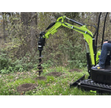 Zipper Minibagger mit Erdbohrer-Aufsatz beim Bohren von Löchern in einer hellen Gartenanlage.