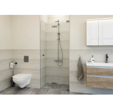 Helles Badezimmer mit Glasdusche, Wand-WC, Waschtisch mit Holzdekor-Unterschrank, Spiegelschrank und gestreiften Wandfliesen.