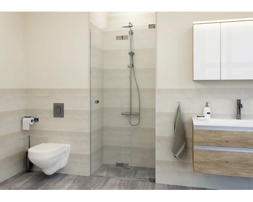 Helles Badezimmer mit Glasdusche, Wand-WC, Waschtisch mit Holzdekor-Unterschrank, Spiegelschrank und gestreiften Wandfliesen.