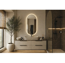 Modernes Badezimmer mit hellem Waschtischunterschrank, strukturiertem Aufsatzbecken, ovalem hinterleuchtetem Spiegel und Dusche in dunkler Marmoroptik.