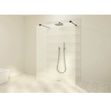 Begehbare Dusche mit Glastrennwand, schwarzen Haltestangen, Regenduschkopf und Handbrause in einem hellen, modernen Badezimmer.