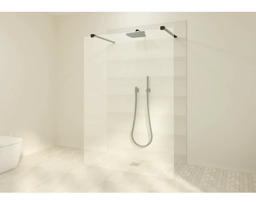 Begehbare Dusche mit Glastrennwand, schwarzen Haltestangen, Regenduschkopf und Handbrause in einem hellen, modernen Badezimmer.