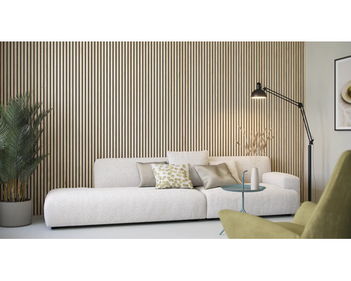 Akustikpaneele aus Holzlamellen an einer Wand im Wohnzimmer hinter einem Sofa mit Kissen, einem Beistelltisch und einer Stehlampe.