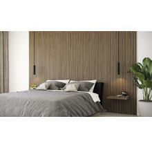 Schlafzimmer mit Akustikpaneelen aus Holzlamellen an der Wand hinter dem Bett, modernes Design.
