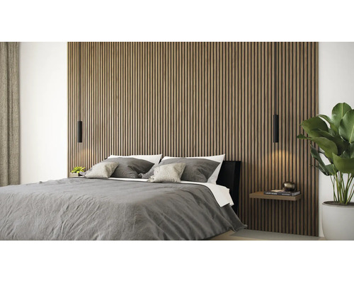 Schlafzimmer mit Akustikpaneelen aus Holzlamellen an der Wand hinter dem Bett, modernes Design.