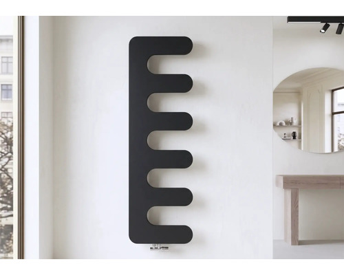 Moderner, schwarzer Design-Heizkörper in Kamm-Optik an einer Wand in einem hellen, aufgeräumten Raum.