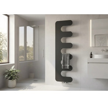 Modernes Badezimmer mit schwarzem Designer-Handtuchheizkörper an einer hellen Wand, einem grauen Handtuch, Waschtisch und Glasdusche.
