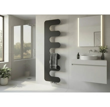 Moderner, wellenförmiger Design-Heizkörper in einem hellen Badezimmer neben einem Waschtisch mit Spiegel und einer Glasdusche.