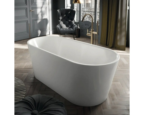 Freistehende ovale Badewanne in einem eleganten Badezimmer mit Fischgrätparkett und einer goldenen Standarmatur.