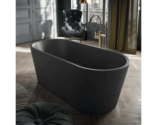 Freistehende ovale Badewanne in mattem Schwarz in einem eleganten Zimmer mit Parkettboden und goldener Standarmatur.