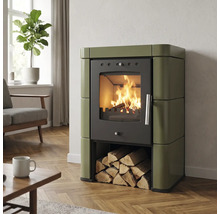Kaminofen mit Sichtfenster und Holzfach in modernem Wohnzimmer mit Parkettboden.