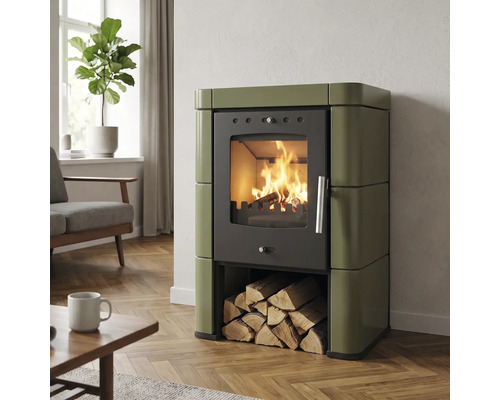 Kaminofen mit Sichtfenster und Holzfach in modernem Wohnzimmer mit Parkettboden.