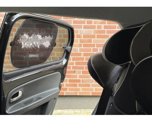 Sonnenschutz für das Auto-Seitenfenster mit Hornbach Logo und YippiejajaYippieYippieyeah Schriftzug.