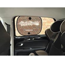 Auto-Sonnenschutz mit Hornbach Logo und Yippiejajayippieyippieyeah-Schriftzug, mit Saugnäpfen an einem Seitenfenster befestigt.