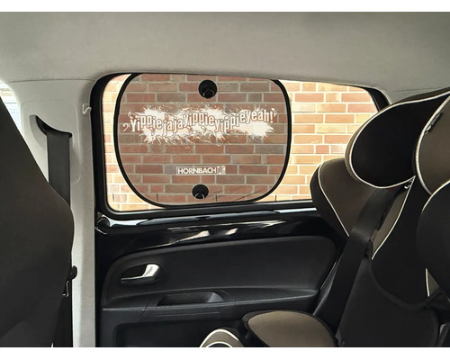Auto-Sonnenschutz mit Hornbach Logo und Yippiejajayippieyippieyeah-Schriftzug, mit Saugnäpfen an einem Seitenfenster befestigt.