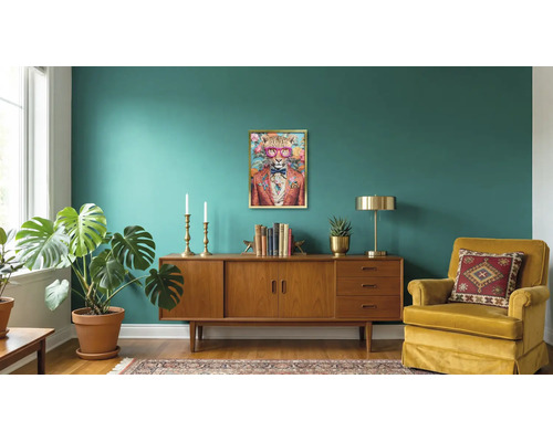 Modernes Wohnzimmer mit Holz-Sideboard, Samtsessel, großer Monstera-Pflanze und gerahmtem Bild eines Leoparden im Anzug.