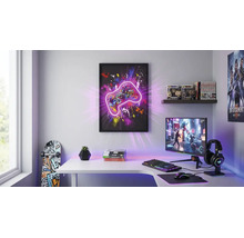 Heller Gaming-Raum mit Schreibtisch, Gaming-Monitor und Zubehör. Ein gerahmtes Wandbild mit Controller-Motiv dekoriert den Raum.