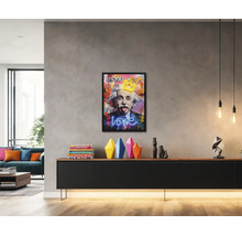 Helles, modernes Wohnzimmer mit einem gerahmten Pop-Art-Wandbild von Albert Einstein über einem schwarzen Sideboard mit bunten Vasen.