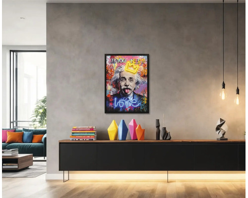 Helles, modernes Wohnzimmer mit einem gerahmten Pop-Art-Wandbild von Albert Einstein über einem schwarzen Sideboard mit bunten Vasen.