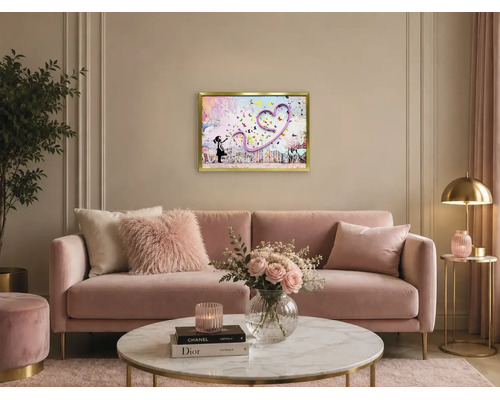Modernes Wohnzimmer mit rosa Samtsofa, Marmor-Couchtisch und einem gerahmten Wandbild, das ein Mädchen mit Schmetterlingsherz zeigt.