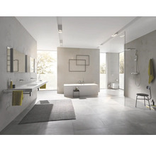 Modernes, helles Badezimmer mit Doppelwaschtisch, freistehender Badewanne, begehbarer Dusche und grauen Fliesen im minimalistischen Design.