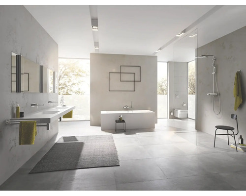 Modernes, helles Badezimmer mit Doppelwaschtisch, freistehender Badewanne, begehbarer Dusche und grauen Fliesen im minimalistischen Design.