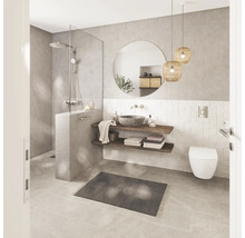 Modernes, helles Badezimmer mit ebenerdiger Dusche, rundem Spiegel, Holzregalen mit Steinwaschbecken und wandhängender Toilette.