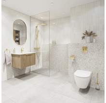 Modernes, helles Badezimmer mit Holz-Waschtisch, ovalem Spiegel, Glasdusche und wandhängendem WC. Goldfarbene Armaturen und Terrazzo-Fliesen.