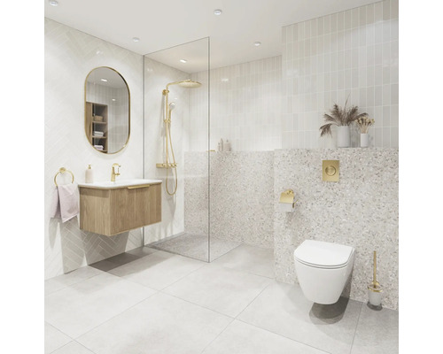 Modernes, helles Badezimmer mit Holz-Waschtisch, ovalem Spiegel, Glasdusche und wandhängendem WC. Goldfarbene Armaturen und Terrazzo-Fliesen.