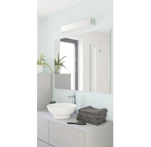 Modernes Badezimmer mit weißem Aufsatzwaschbecken, großem rechteckigem Spiegel und einer LED-Spiegelleuchte.