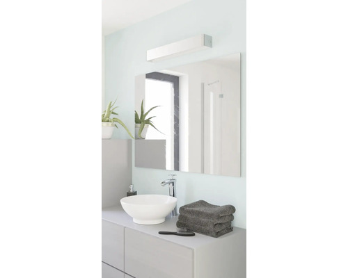 Modernes Badezimmer mit weißem Aufsatzwaschbecken, großem rechteckigem Spiegel und einer LED-Spiegelleuchte.