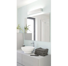 Modernes, helles Badezimmer mit weißem Aufsatzwaschbecken, verchromter Armatur, großem rechteckigem Spiegel und LED-Spiegelleuchte.