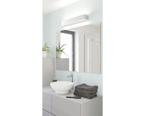 Modernes, helles Badezimmer mit weißem Aufsatzwaschbecken, verchromter Armatur, großem rechteckigem Spiegel und LED-Spiegelleuchte.