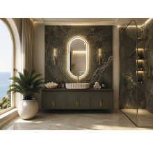 Modernes Badezimmer mit Marmorwand, beleuchtetem ovalem Spiegel, Waschtischunterschrank und begehbarer Dusche mit Goldarmaturen.